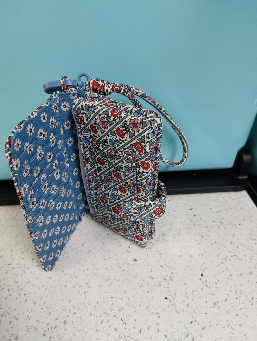 Vera Bradley Phone Wristlet Bias Mini Vines NWT - Picture 3 of 4